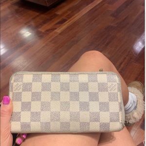 AUTHENTIC louie vuitton zippy wallet!!